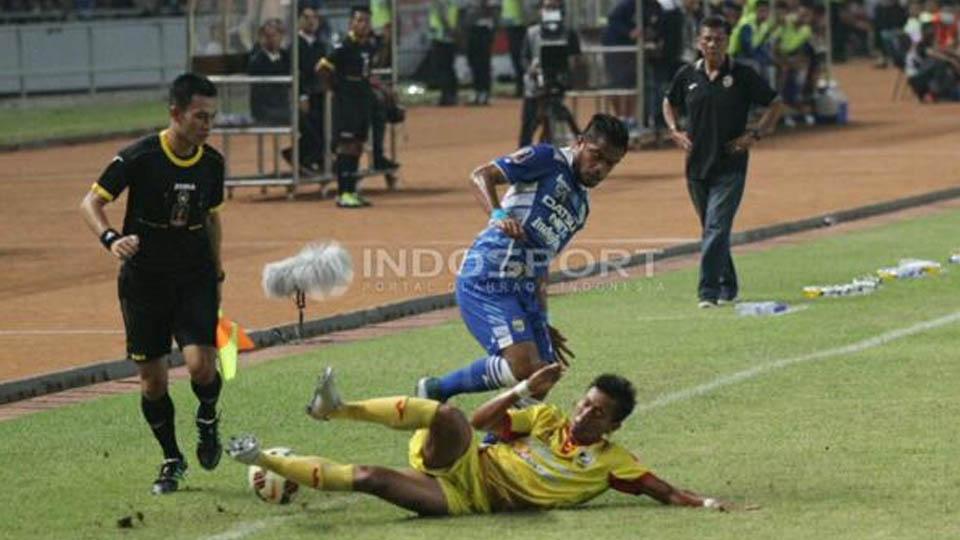 Zulham mendapat hadangan dari pemain Sriwijaya.